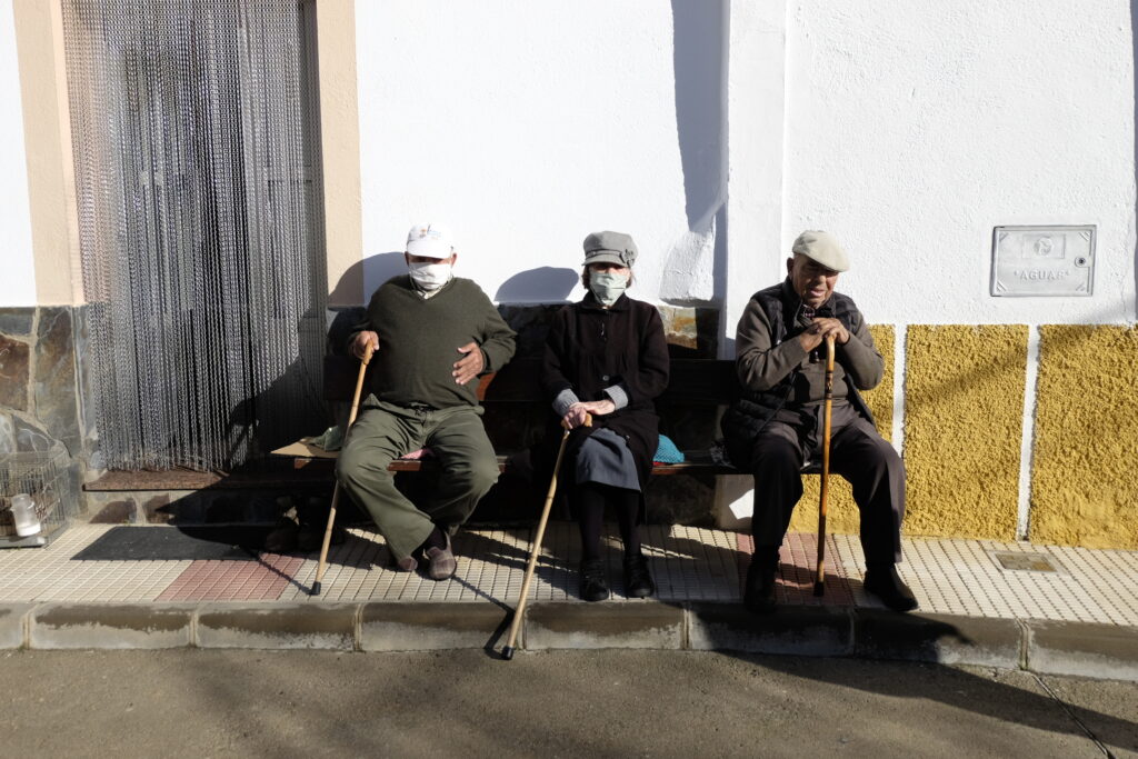Personas mayores sentadas en un banco en el proyecto Ser Mayor en Tajo-Salor