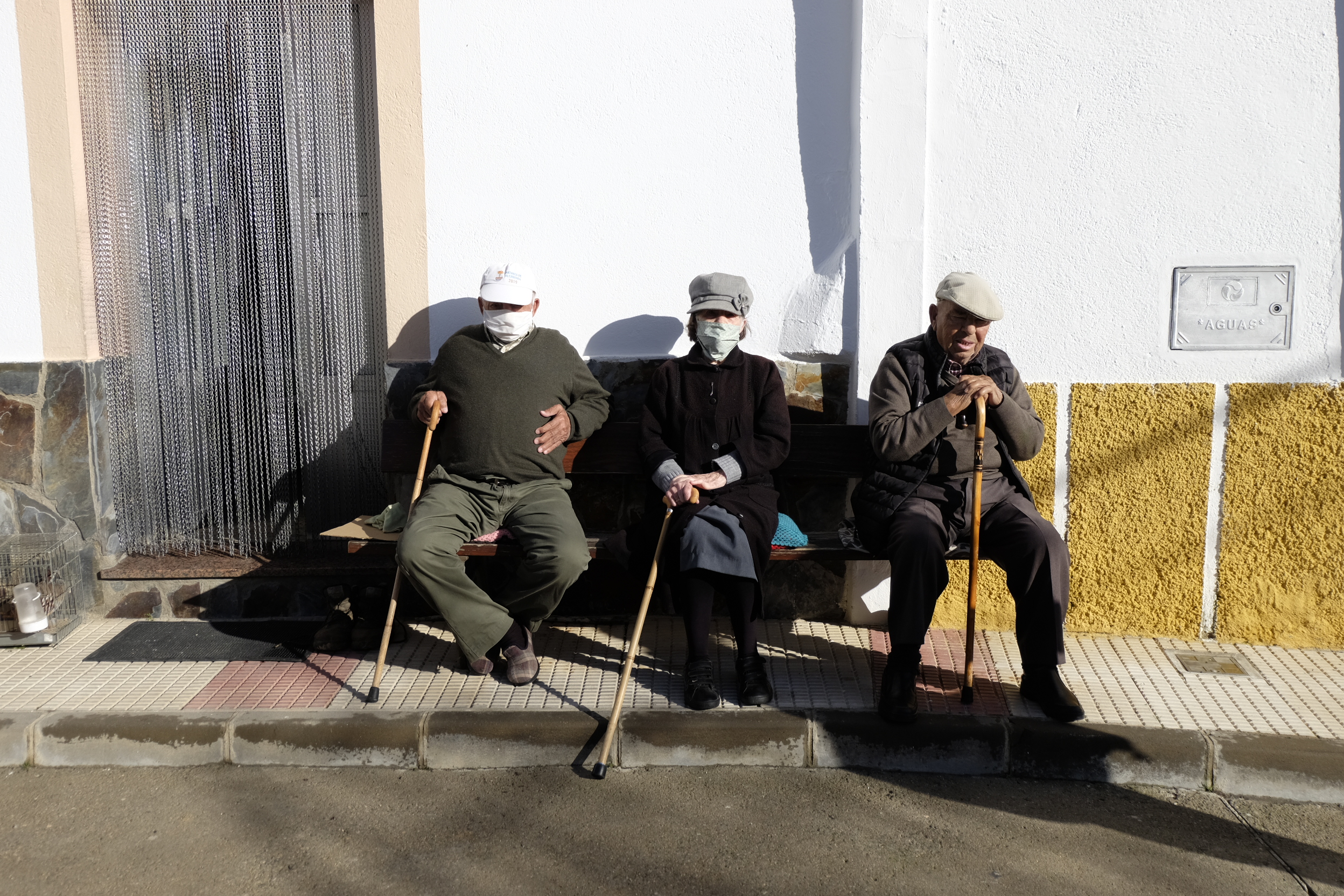 Personas mayores sentadas en un banco en el proyecto Ser Mayor en Tajo-Salor