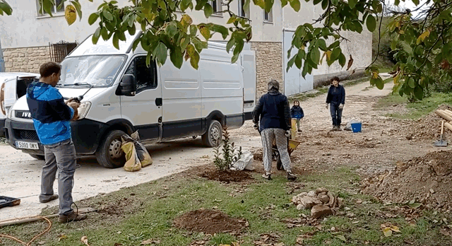 vecinos y vecinas de najurieta construyendo la nueva plaza